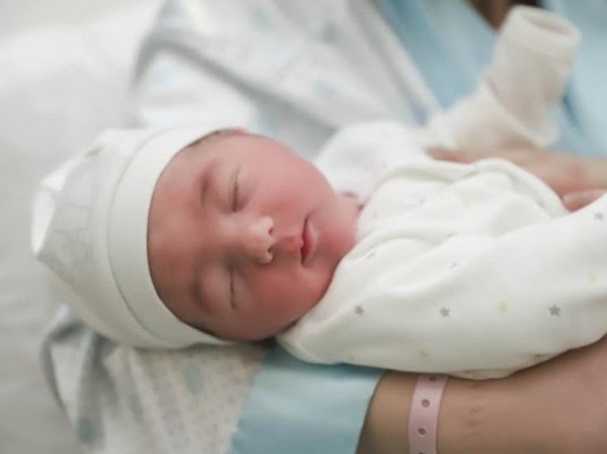 ​36,238 fëmijë të lindur në këtë vit në Shqipëri, familjet marrin bonusin e bebes