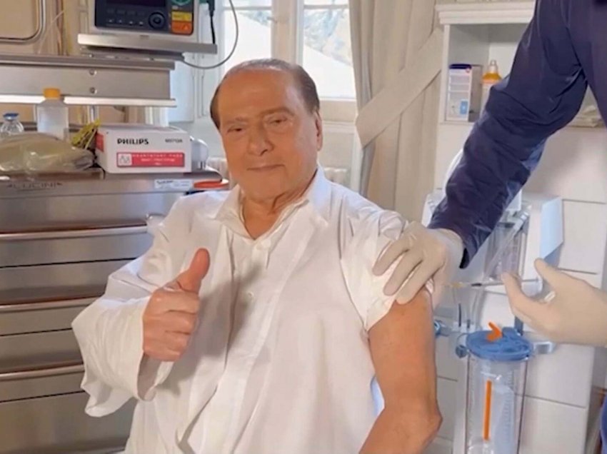Silvio Berlusconi merr dozën e tretë të vaksinës