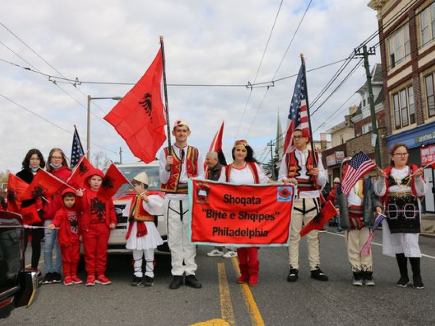 Parakalim dinjitoz i shqiptarëve në Paradën e Ditës së Falenderimeve në Philadelphia