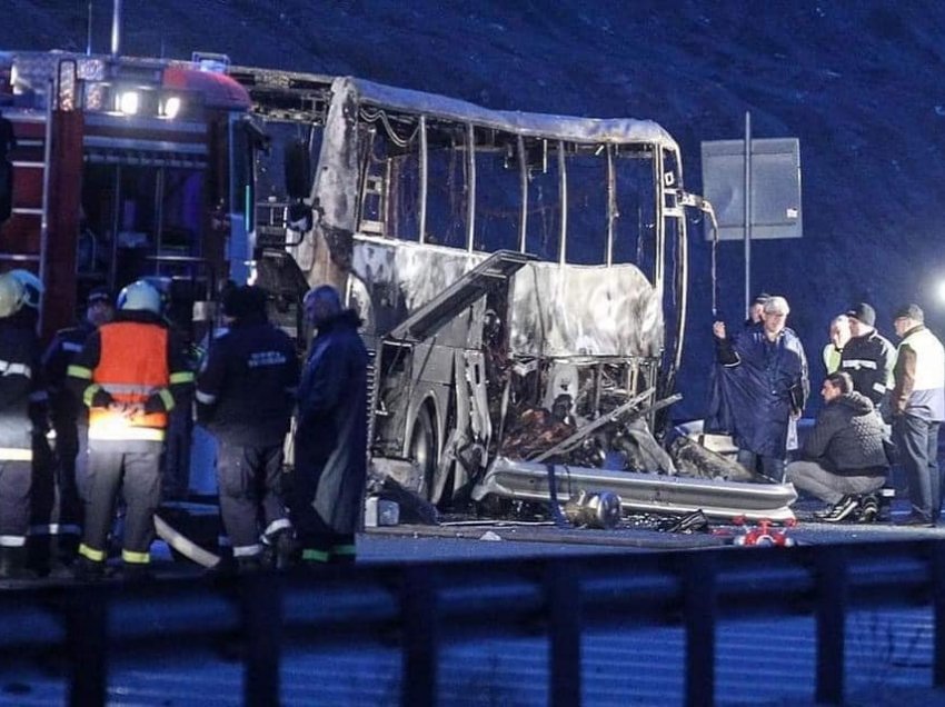 Autobusi i djegur është dërguar në Shkup, identifikimi i viktimave është në proces