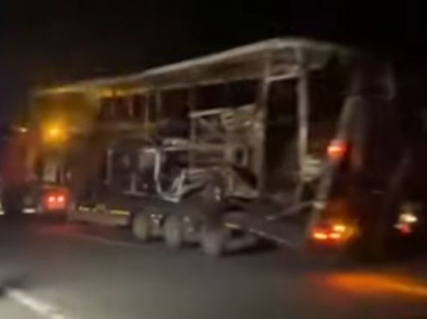 Autobusi i djegur largohet nga vendi i ngjarjes