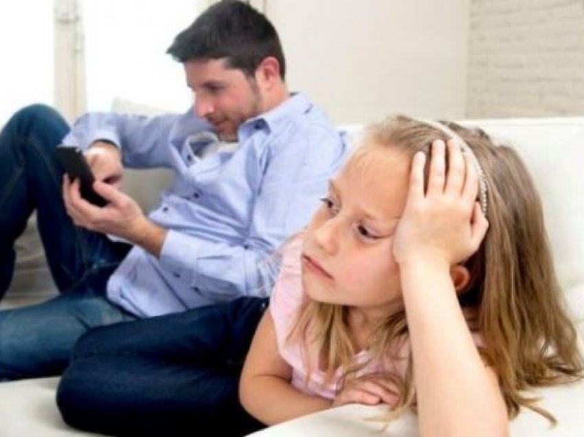 Pse prindërit duhet të shpenzojnë më pak kohë në telefona