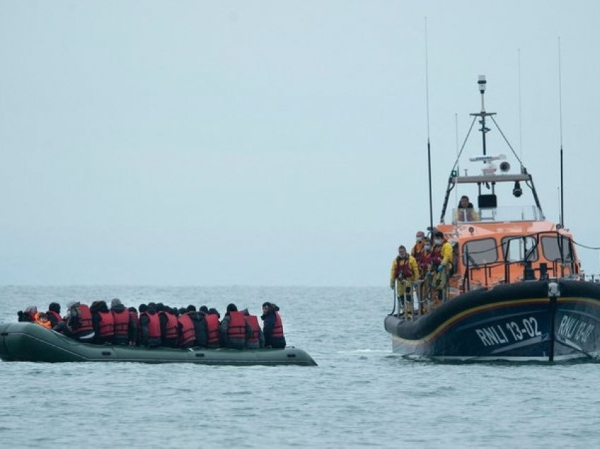 Përmbyset varka me emigrantë, të paktën 20 viktima në Angli
