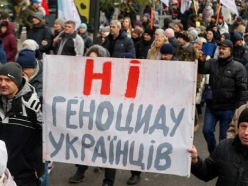 Qindra protestues kundërshtojnë masat kundër COVID-19 në rrugët e Kievit