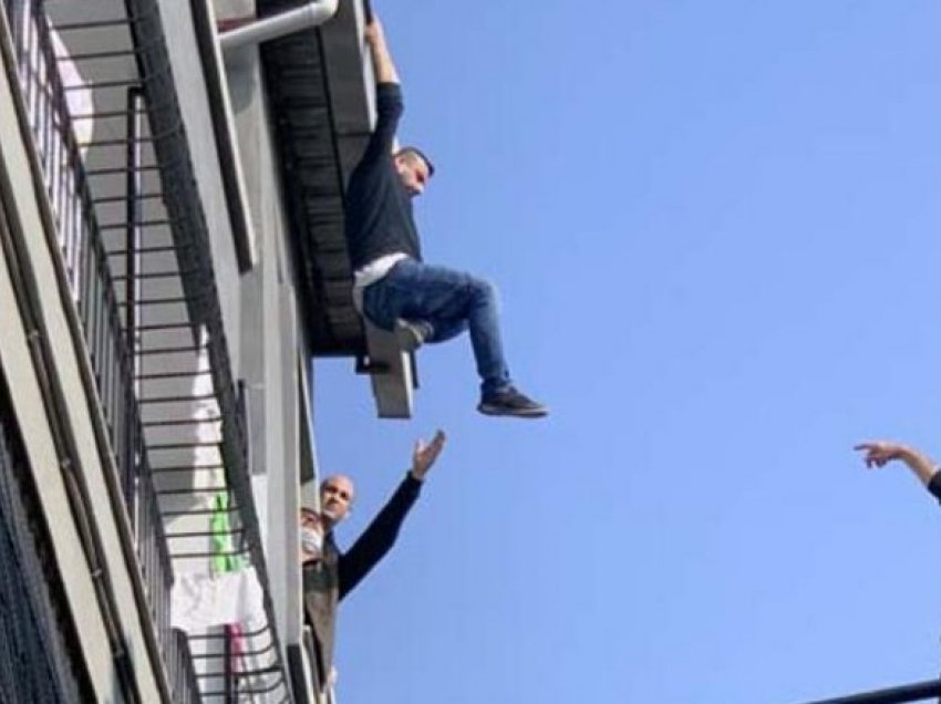 Pas grindjes me gruan, turku ngjitet në kulmin e ndërtesës për të kryer vetëvrasje 