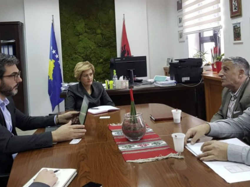 Rrahman Jasharaj takon shefen e deputetëve të VV-së, Mimoza Kusarin