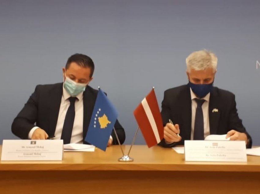 Kosova dhe Letonia nënshkruajnë marrëveshje bilaterale për bashkëpunim ushtarak