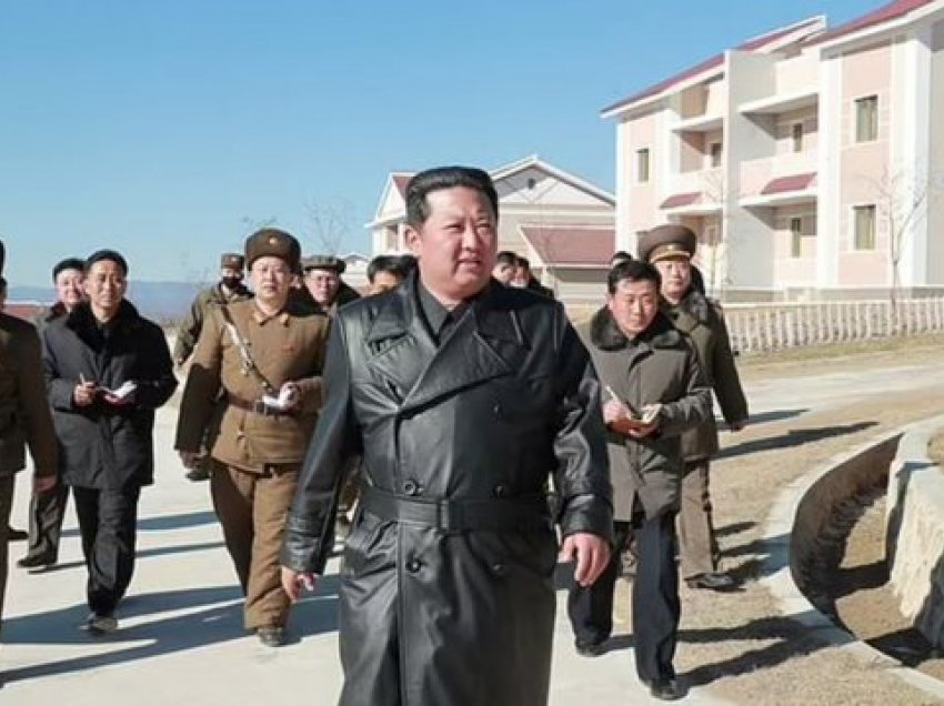 Kim Jong-un u ndalon koreanëve veshjen e palltos së lëkurës, befason me arsyen
