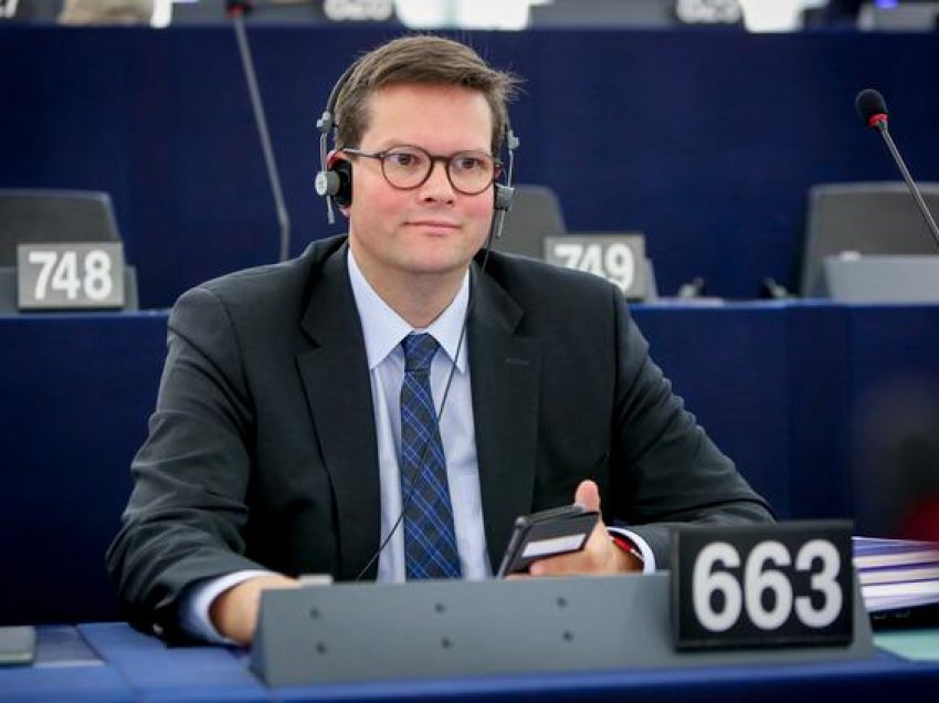 Eurodeputeti austriak bën thirrje për liberalizimin e vizave për Kosovën