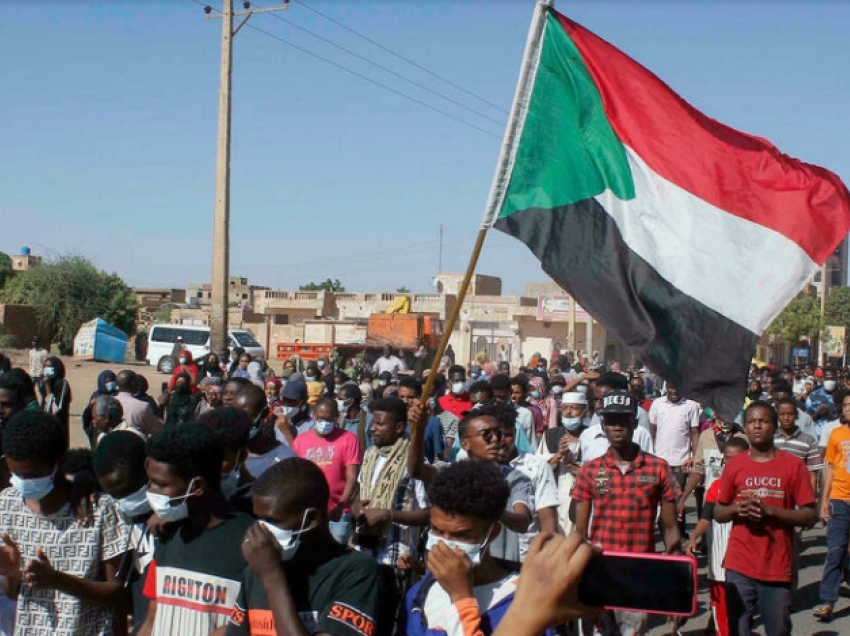 Mijëra protestojnë në Sudan kundër pushtimit ushtarak