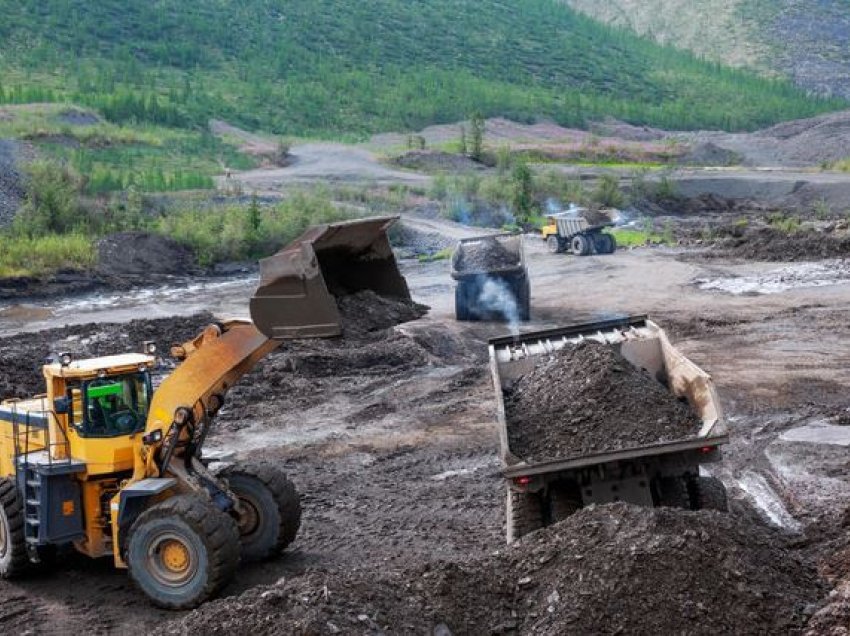 Një i vdekur dhe 48 të zhdukur pas aksidentit minerar në Siberi
