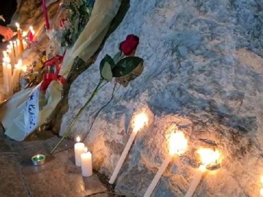 Qirinj dhe lule, homazhe në sheshin “Skënderbej” për 46-viktimat e aksidentit në Bullgari