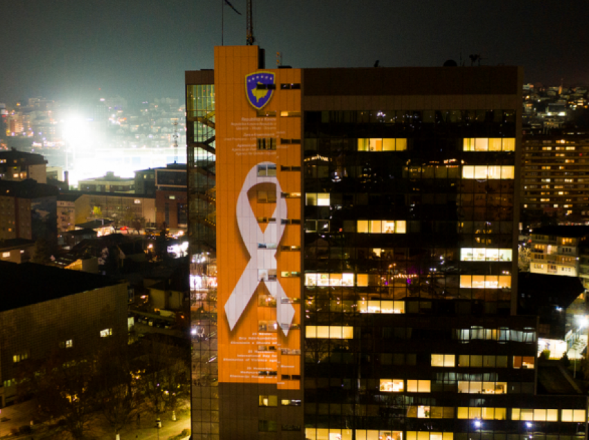 Ndërtesa e Qeverisë ndriçohet me të portokalltë, simbolikë kundër dhunës ndaj grave dhe vajzave