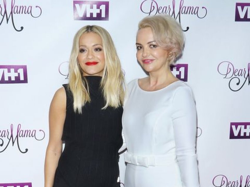 Rita Ora feston ditëlindjen, e ëma e uron me një video të rrallë nga fëmijëria e saj
