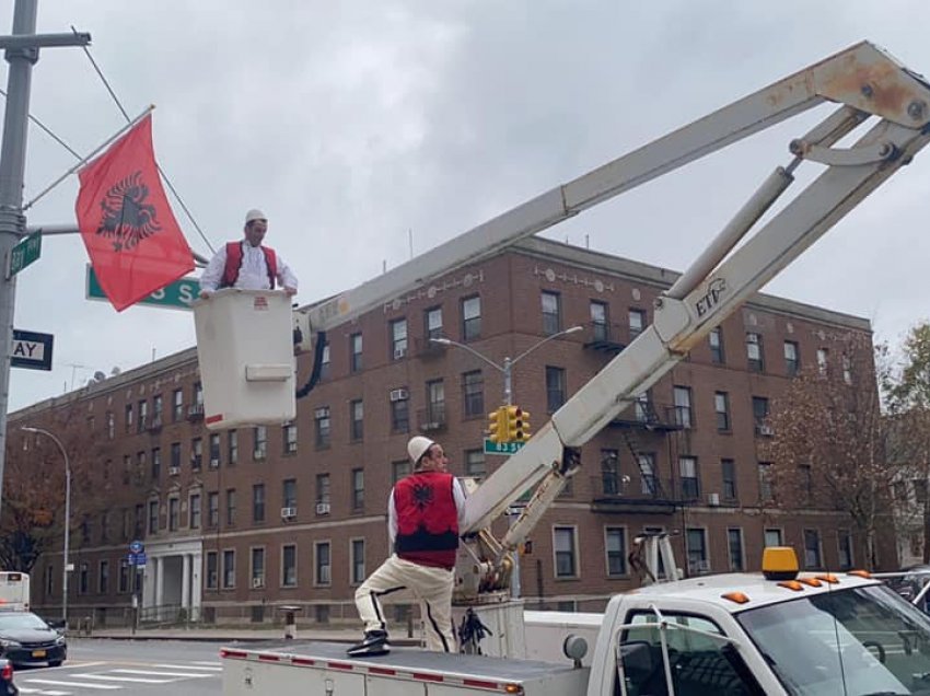 28 Nëntori: Qyteti i Nju Jorkut stoliset me flamuj kuq e zi me rastin e Ditës së Flamurit 