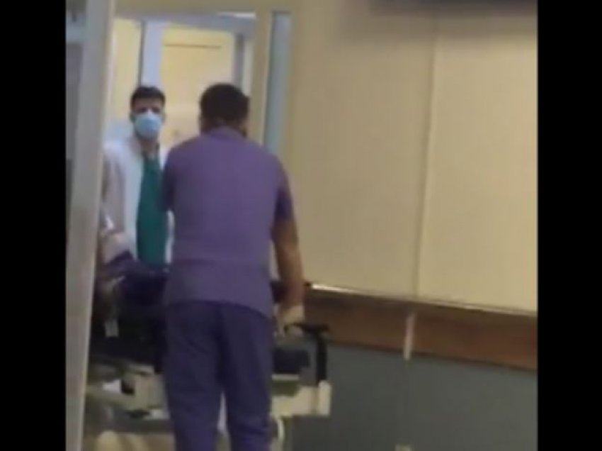 Trupat e të vrarëve në Deçan largohen nga spitali i Pejës