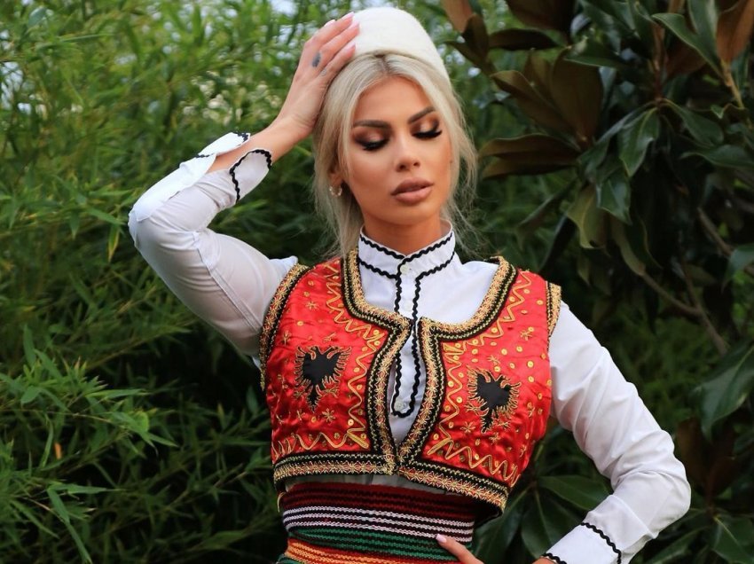 Luana Vjollca poston imazhe e veshur në kostume tradicionale shqiptare