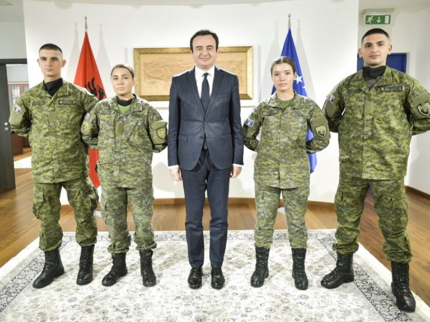 Kurti takohet me kadetë të FSK-së, studentë të Akademisë së Forcave të Armatosura të Shqipërisë