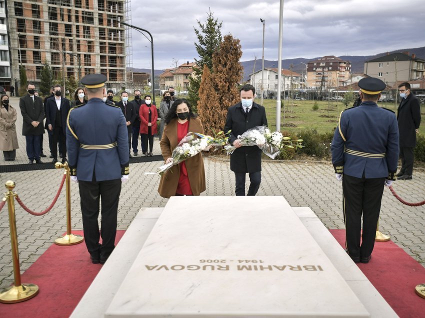 Osmani e Kurti bëjnë homazhe tek varri i presidentit historik, Ibrahim Rugova