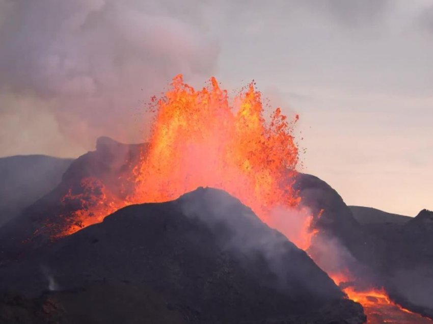 U shemb krateri vullkanit, ngjyrat magjike të llavës dhurojnë spektakël! 
