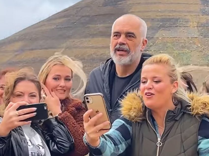 Vajzat dhe gratë e Kosovës ‘rrethojnë’ Ramën në Vlorë 