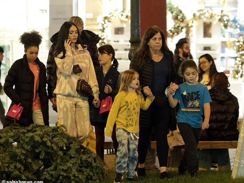 Megan Fox me familjen shëtit në Greqi