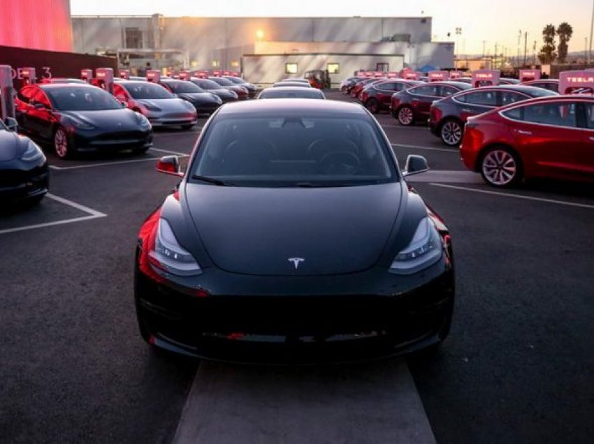 A duhet të blejë Tesla një prodhues automjetesh dhe nëse po, cilin?