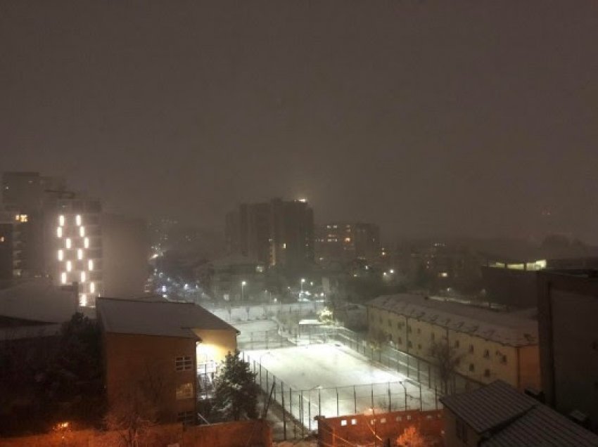 ​Bie borë në Prishtinë