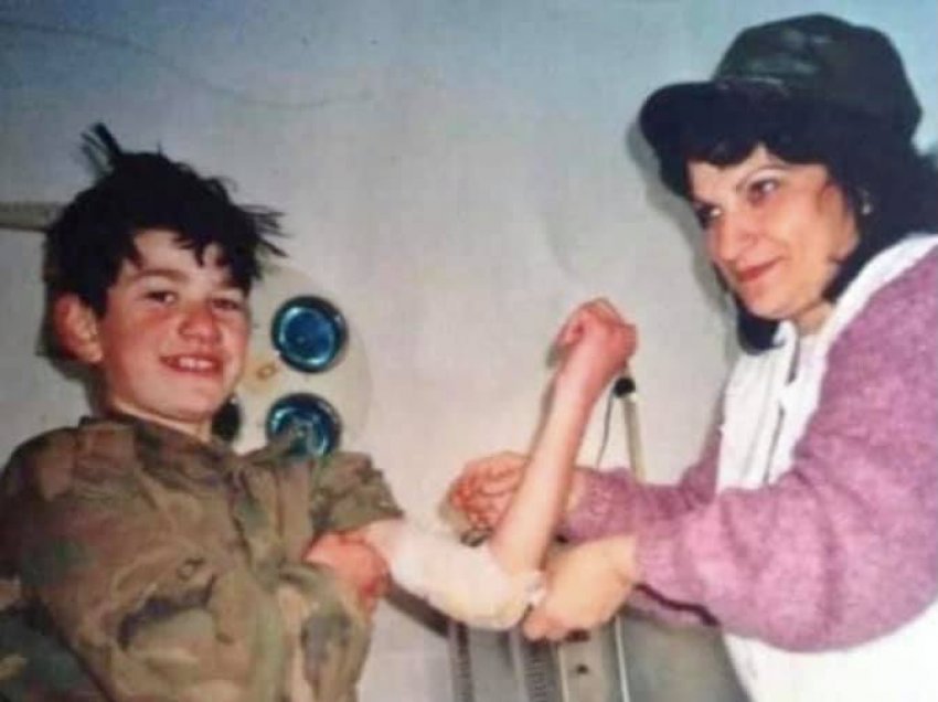 Foto e rrallë: Ky është djaloshi që u plagos derisa u dërgonte ushqim ushtarëve të UÇK-së