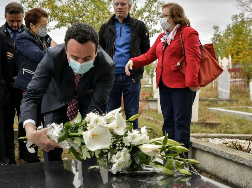 Kryeministri Kurti vuri kurora lulesh dhe bëri homazhe para varrit të profesorit Ejup Statovci