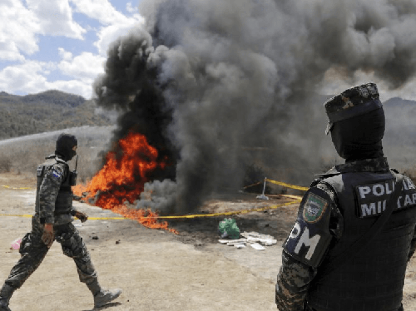 Hondurasi djeg tre tonë kokainë të kapura nga kartelet e drogës