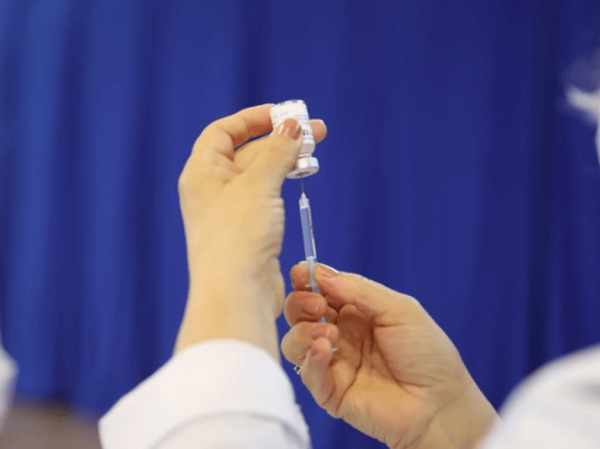 Mbi 16 mijë mësimdhënës dhe 21 mijë infermierë janë vaksinuar në Kosovë 