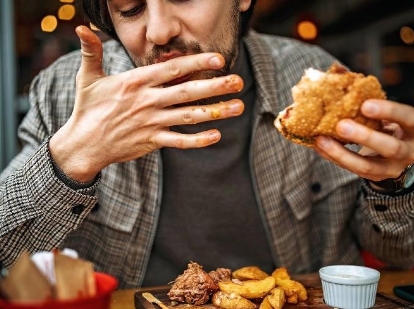 A e urreni tingullin që bëjnë njerëzit kur hanë?