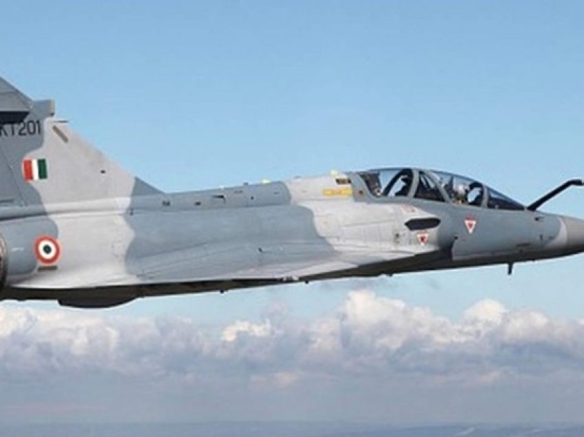 Algjeria ndalon fluturimin e avionëve ushtarakë të Francës 