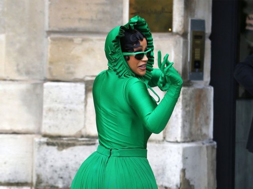 Cardi B shfaqet e veshur kokë e këmbë me jeshile në Paris, por prisni të shihni memet
