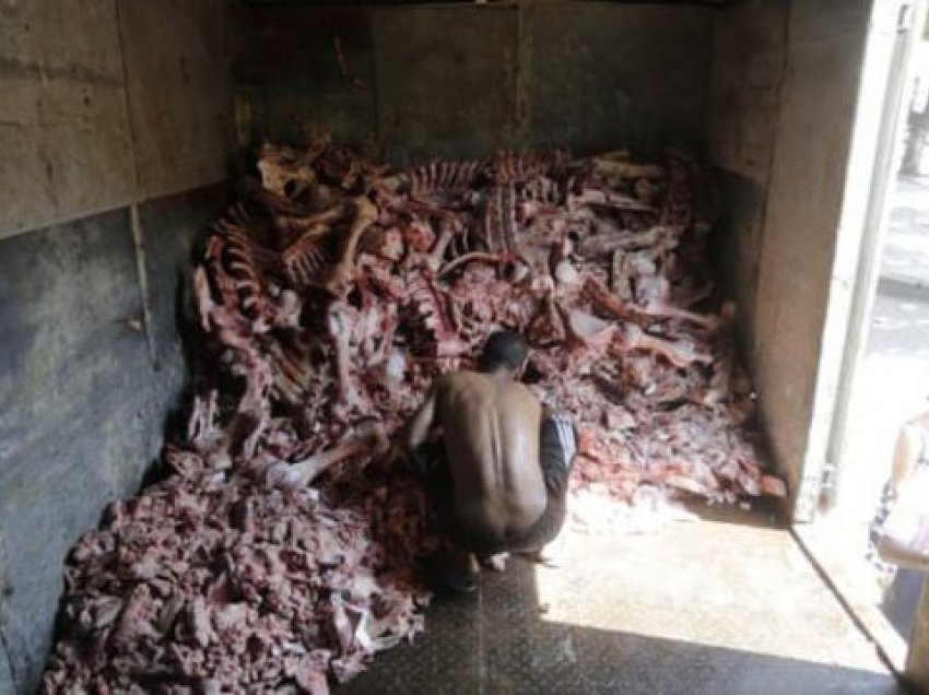 Brazilianët kërkojnë ushqim në mbetjet e kockave të kafshëve