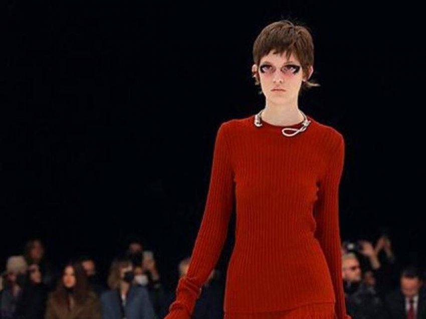 Çfarë nuk shkon? Givenchy kritikohet ashpër për aksesorin e modeleve në pasarelë