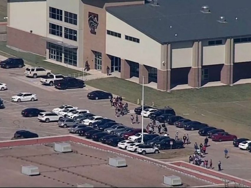 Të shtëna në një shkollë të Teksasit, raportohet për katër të lënduar