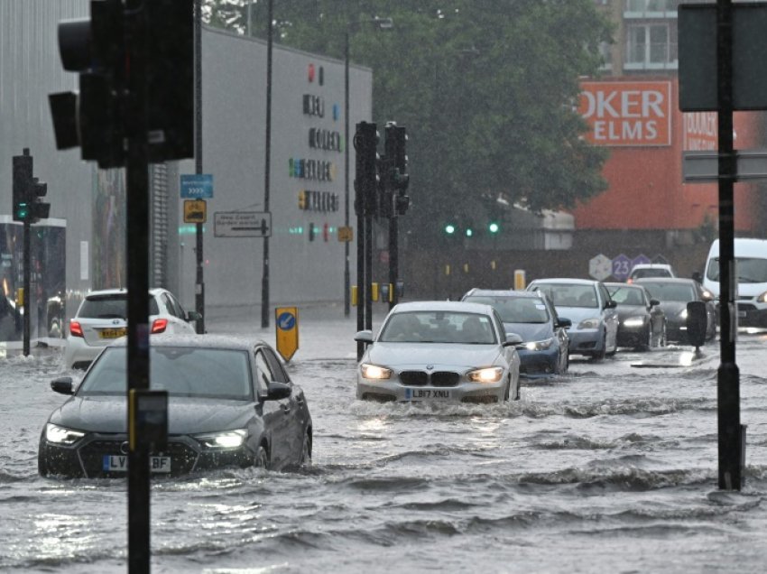 Stuhi shiu në Londër/ Përmbytje në disa rrugë dhe dyqane, bllokohen edhe hekurudhat