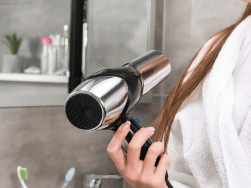 Jo vetëm për flokët, 7 përdorime të tharëses që nuk i keni ditur