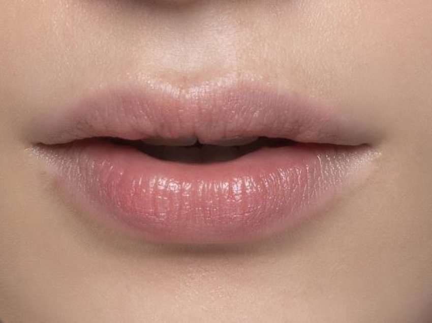 3 lëvizje për të zvogëluar vijat e imta dhe rrudhat rreth buzëve tuaja