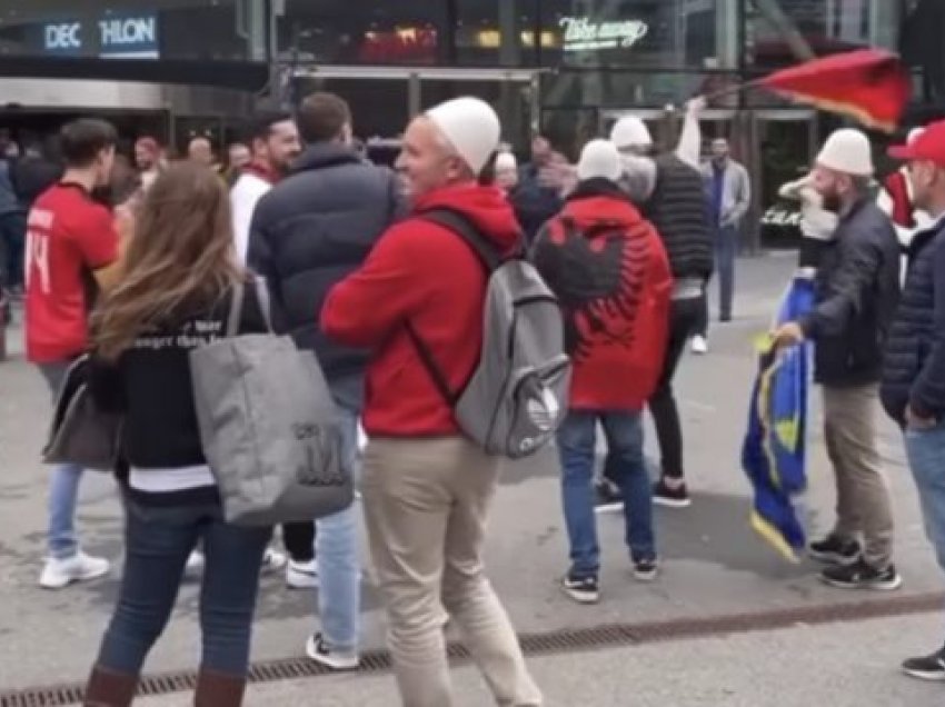Tifozët shqiptarë festojnë para ndeshjes në Suedi