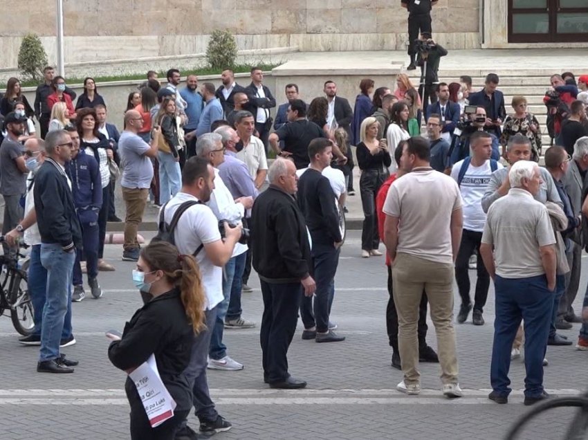 COVID-19 në Shqipëri: Vazhdojnë kufizimet për grumbullimin e njerëzve