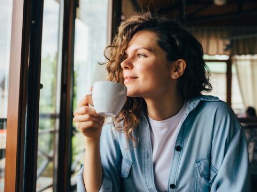 Tre-katër filxhanë kafe në ditë, reduktojnë sëmundjet kronike të mëlçisë