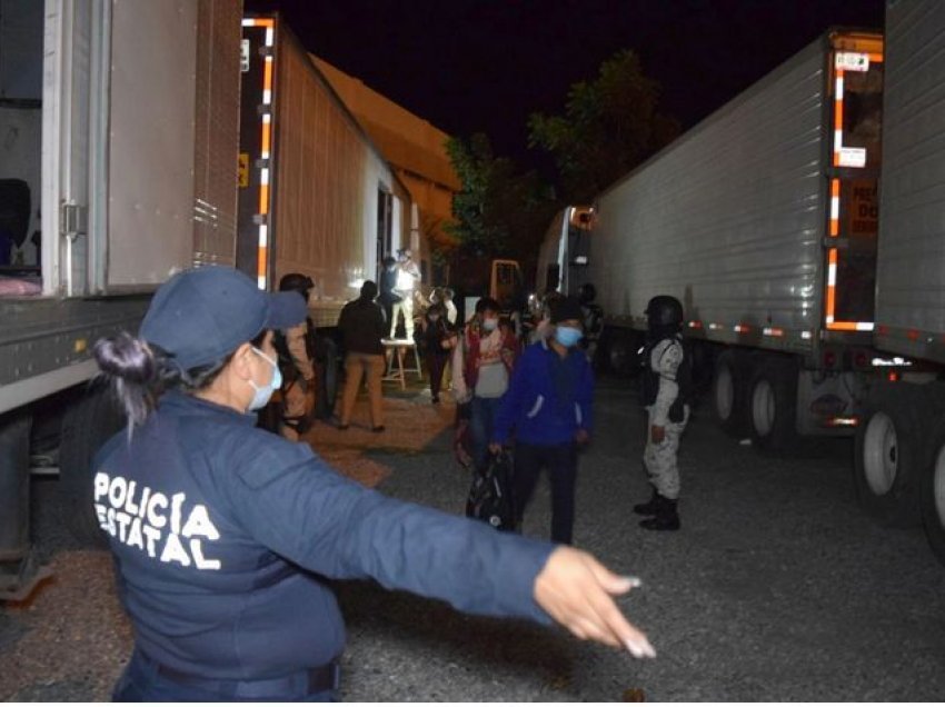 Më shumë se 600 emigrantë nxirren nga kamionët e dyshimtë në kufirin SHBA-Meksikë