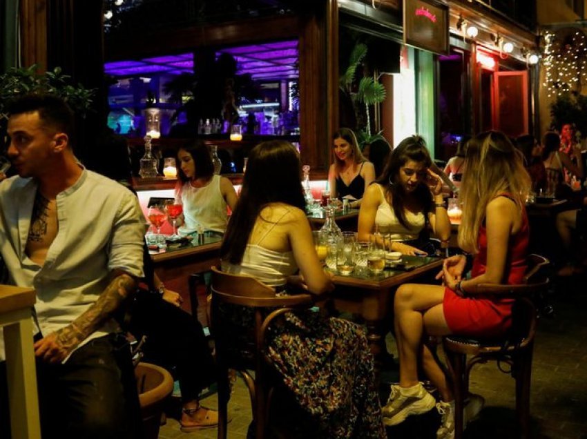 Dy të rinjtë festë me alkool në lokalin e natës, në fund paguajnë me euro false