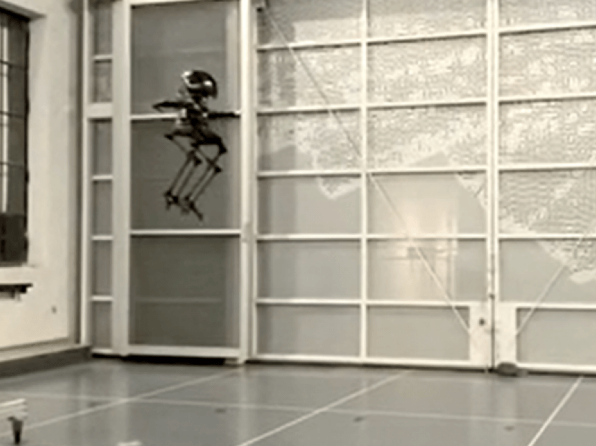 Njihuni me robotin i cili mund të ecë, fluturojë dhe të bëjë ‘skateboard’