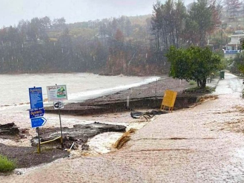 Përmbytje dhe rrëshqitje dherash në Athinë, uji mbulon rrugët