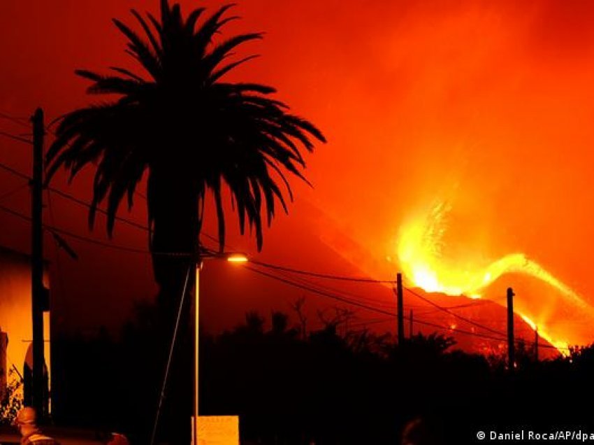 La Palma: Vullkani lëshon blloqe të mëdha llave të shkrirë