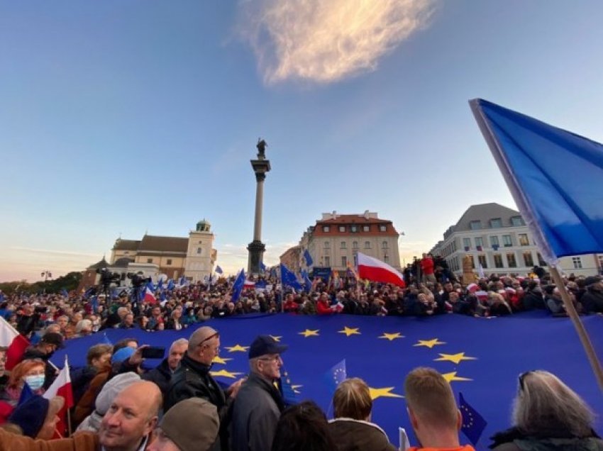 ​Mbi 100.000 polakë mbështetën BE në demonstrata